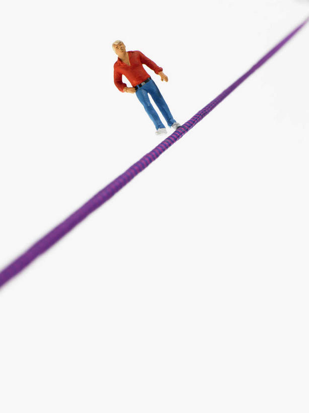 西方人,一个人,无人,走,竖图,室内,特写,白天,白色背景,正面,运动服,锻炼,旅游,度假,探险,运动,静物,雕塑,欧洲,欧洲人,仅一个男性,仅一个人,服装,艺术,装饰,雕刻,雕像,注视,娱乐,极限运动,仅一个年轻男性,衣服,工艺品,观察,看,享受,休闲,放松,摄影,服饰,影棚,观看,纪念,美术,察看,衣着,穿着,关注,室外运动,主题,户外运动,陈列,功能,美学,衣饰,走钢丝,冒险,体育,男人,男性,年轻男性,白种人,步行,散步,走路,彩图,全身,影棚拍摄,健身,拍摄,达瓦孜,运动装