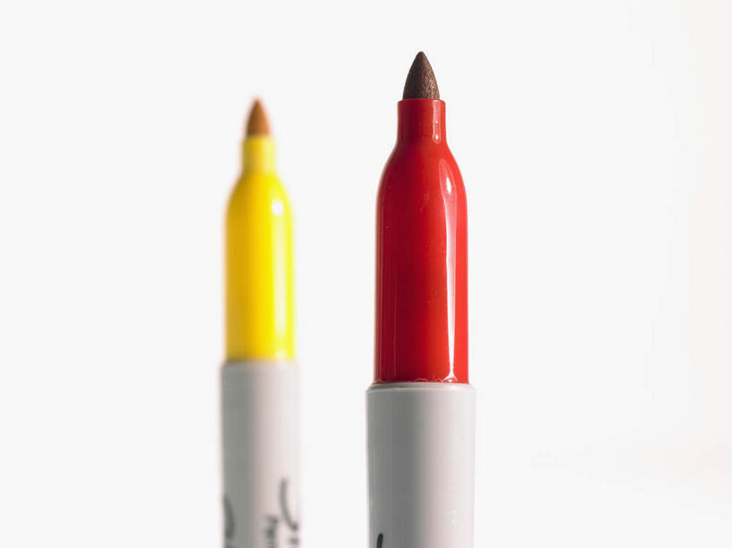 无人,横图,室内,特写,白天,白色背景,正面,静物,笔,办公用品,文具,黄色,红色,记号笔,学习用品,两只,摄影,影棚,马克笔,麦克笔,文具用品,彩图,影棚拍摄,拍摄