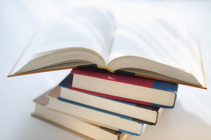 无人,横图,俯视,室内,特写,白天,白色背景,桌子,静物,书籍,一排,阴影,整齐,反射,影子,五本,书桌,排列,课桌,打开,翻开,摄影,影棚,堆,队列,掀开,书,图书,彩图,高角度拍摄,影棚拍摄,拍摄