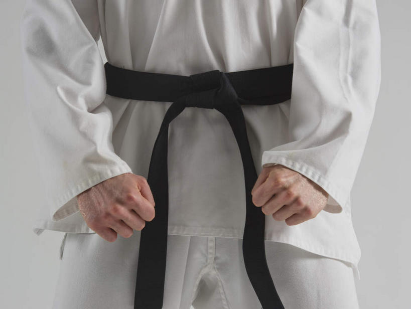 西方人,手,拳,一个人,站,横图,室内,特写,白天,正面,锻炼,运动,武术,欧洲,欧洲人,双手,仅一个男性,仅一个人,握,服装,腰带,仅一个年轻男性,衣服,白色,黑色,握拳,站着,手部,握着,服饰,衣着,穿着,搏击,黑带,空手道,柔道服,裤带,衣饰,体育,男人,男性,年轻男性,白种人,拳头,站立,半身,彩图,健身,空手,唐手,武道,练功服