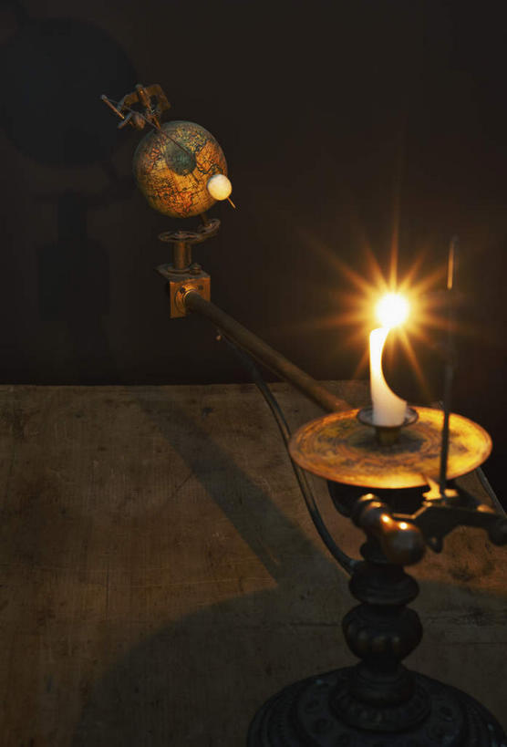 无人,竖图,俯视,室内,特写,白天,探险,仪器,海洋,地图,蜡烛,阴影,黑色背景,朦胧,模糊,光线,网格,地球仪,火焰,线条,影子,烛光,烛台,世界地图,地球,陆地,燃烧,全球,刺激,球,经纬线,模型,点燃,球体,摄影,地理,国家,影棚,大陆,世界,蜡烛架,纬线,惊险,版图,经线,考察,经纬仪,地理学,烛架,冒险,彩图,高角度拍摄,影棚拍摄,拍摄,大洋,大洲