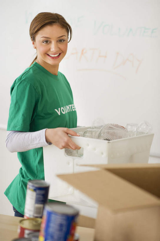 西方人,一个人,站,笑,微笑,露齿笑,竖图,室内,白天,正面,金属制品,欧洲,欧洲人,仅一个年轻女性,仅一个女性,仅一个人,握,服装,金属,包装,罐子,纸箱,拿,拿着,注视,休闲装,饮料,衣服,绿色,容器,箱子,观察,看,站着,休闲,休闲服,握着,服饰,易拉罐,观看,察看,关注,纸板箱,包装箱,志愿者,年轻女性,女人,女性,白种人,站立,半身,彩图,义工,志工