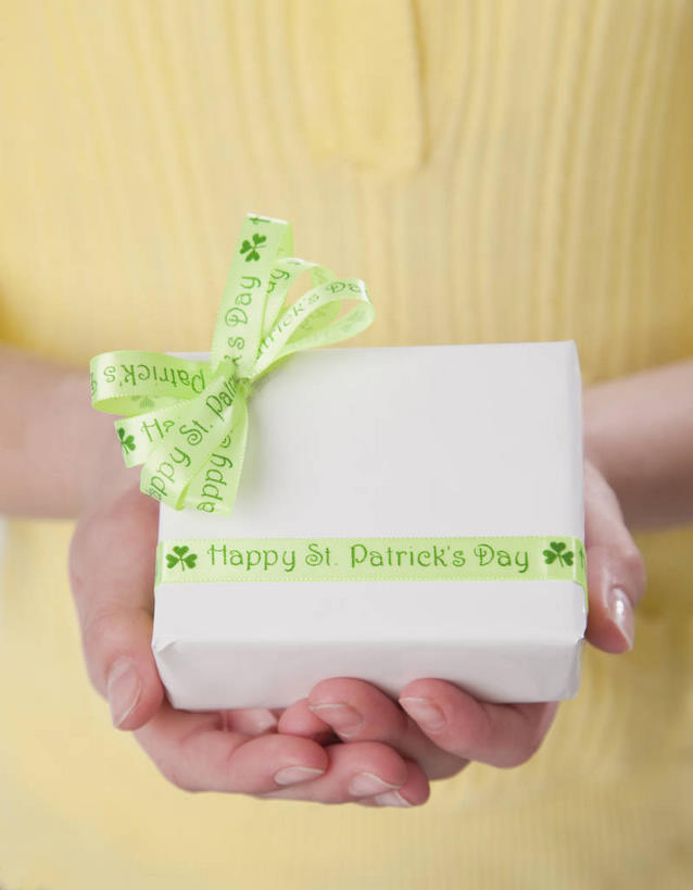 西方人,儿童,手,一个人,捧,竖图,俯视,室内,特写,白天,纯洁,礼盒,礼物,欧洲,欧洲人,双手,仅一个女性,仅一个人,服装,节日,庆祝,丝绸,丝带,纸盒,缎带,休闲装,文化,绸带,盒子,小孩,衣服,绿色,包装盒,礼品盒,仅一个小孩,庆典,休闲,手部,休闲服,可爱,童年,童趣,摄影,服饰,礼品,影棚,纪念,童真,烂漫,无邪,圣.帕特里克节,圣帕特里克节,天真,女孩,女人,女性,白种人,孩子,端,端着,捧着,手捧,半身,彩图,高角度拍摄,影棚拍摄,拍摄,女生