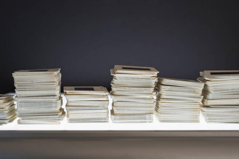 无人,横图,室内,特写,白天,正面,桌面,桌子,静物,一排,许多,整齐,木制,很多,排列,木制品,摄影,影棚,堆,底片,幻灯片,队列,胶片,菲林,彩图,影棚拍摄,拍摄,正片