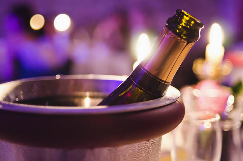 葡萄酒,无人,横图,俯视,室内,特写,白天,聚会,奢侈,快乐,杯子,朦胧,模糊,庆祝,高脚杯,桶,浪漫,玻璃制品,酒,酒瓶,饮料,玻璃瓶,酒杯,瓶子,容器,香槟,诱惑,摄影,影棚,储藏,庆贺,储存,祝贺,集会,香槟杯,气泡酒,起泡酒,汽酒,聚首,玻璃杯,彩图,高角度拍摄,影棚拍摄,高兴,欢笑,拍摄,贮存