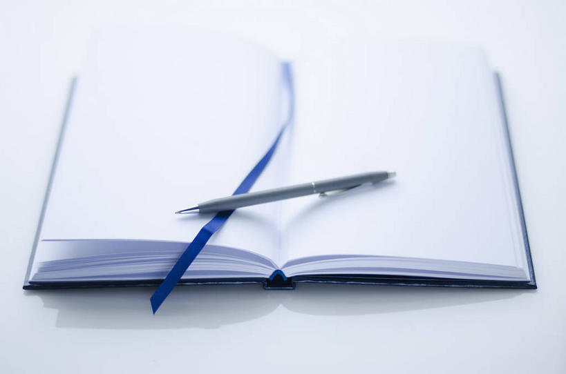 无人,横图,俯视,室内,特写,白天,白色背景,静物,笔,办公用品,记事本,水笔,文具,一个,本子,笔记本,学习用品,打开,翻开,摄影,影棚,单个,文具用品,活页本,便签本,活页夹,彩图,高角度拍摄,影棚拍摄,拍摄,日记本,活页夹记事本