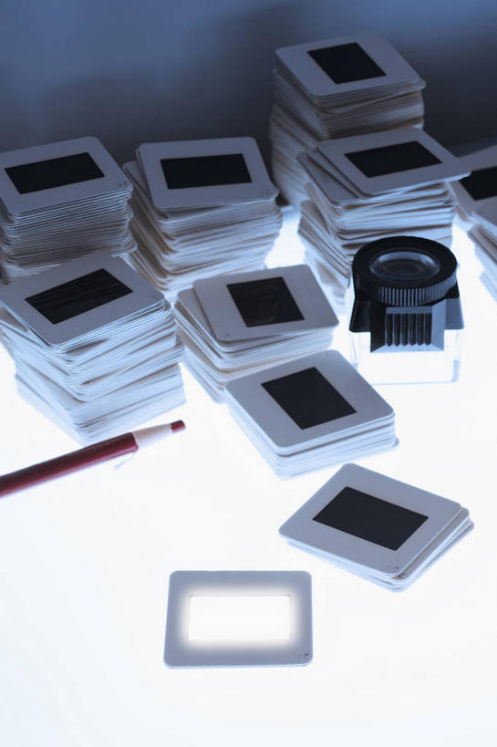 无人,竖图,俯视,室内,特写,白天,镜子,桌面,桌子,静物,一堆,许多,堆叠,堆积,透明,反射,木制,笔,器材,墙,办公用品,很多,水笔,墙壁,墙面,文具,拍照,木制品,学习用品,摄影,影棚,堆,文具用品,底片,镜头,镜像,幻灯片,镜面,胶片,光学,通明,照像,菲林,彩图,高角度拍摄,影棚拍摄,拍摄,照相,东西,变焦镜头,焦距,正片