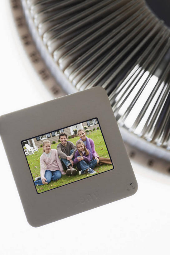 西方人,儿童,中年人,无人,四个人,家庭,夫妻,母亲,父亲,女儿,儿子,家,坐,笑,微笑,露齿笑,竖图,俯视,照片,室内,特写,白天,白色背景,爱情,纯洁,草地,草坪,植物,桌面,桌子,静物,托盘,欧洲,欧洲人,一排,许多,服装,朦胧,模糊,整齐,标志,数字,文字,字符,房屋,屋子,很多,浪漫,注视,休闲装,标识,楼房,架子,住宅,草,排列,小孩,衣服,绿色,观察,看,休闲,温暖,温馨,父女,父子,母女,母子,一家人,休闲服,恩爱,父爱,可爱,母爱,童年,童趣,恋人,摄影,阿拉伯数字,服饰,影棚,灯箱,抱膝,观看,底片,幻灯片,和睦,察看,队列,关注,胶片,童真,烂漫,无邪,看片灯箱,菲林,天真,男孩,男人,男性,女孩,女人,女性,中年男性,中年女性,白种人,孩子,夫妇,情侣,相片,坐着,半身,彩图,高角度拍摄,影棚拍摄,拍摄,照相,房子,正片,伴侣,融洽,男生,女生