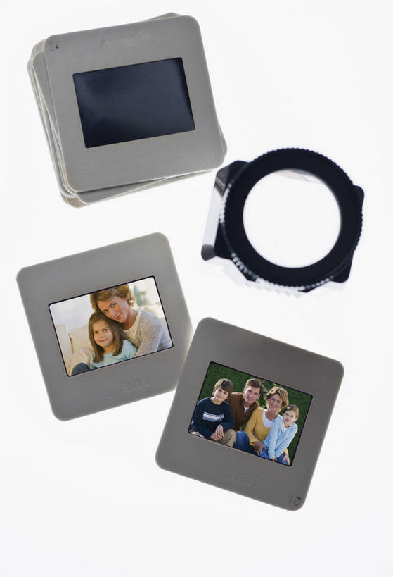 儿童,中年人,无人,家庭,夫妻,母亲,父亲,女儿,儿子,客厅,坐,抱,笑,微笑,露齿笑,竖图,俯视,照片,室内,特写,白天,白色背景,爱情,纯洁,草地,草坪,植物,窗户,镜子,落地窗,沙发,桌面,桌子,静物,一堆,许多,堆叠,堆积,服装,透明,反射,墙,很多,许多人,浪漫,注视,休闲装,玻璃窗,墙壁,墙面,草,小孩,拍照,衣服,绿色,观察,看,一群人,休闲,温暖,温馨,父女,父子,母女,母子,一家人,休闲服,恩爱,父爱,可爱,母爱,童年,童趣,恋人,摄影,服饰,影棚,抱着,观看,堆,底片,镜头,镜像,幻灯片,和睦,察看,起居室,搂着,镜面,关注,胶片,布艺沙发,童真,烂漫,无邪,光学,通明,照像,客堂,菲林,天真,男孩,男人,男性,女孩,女人,女性,中年男性,中年女性,孩子,夫妇,情侣,相片,怀抱,搂,搂抱,相抱,拥抱,坐着,半身,彩图,高角度拍摄,影棚拍摄,拍摄,照相,变焦镜头,焦距,正片,伴侣,融洽,男生,女生