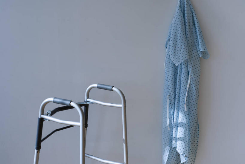 无人,横图,室内,特写,白天,正面,静物,吊挂,悬挂,服装,工具,墙,挂,墙壁,墙面,一个,衣服,蓝色,器械,服饰,单个,拐杖,衣着,白大褂,穿着,医疗器械,实验服,助行器,辅助设备,衣饰,彩图,实验衣,四脚拐杖,助步器