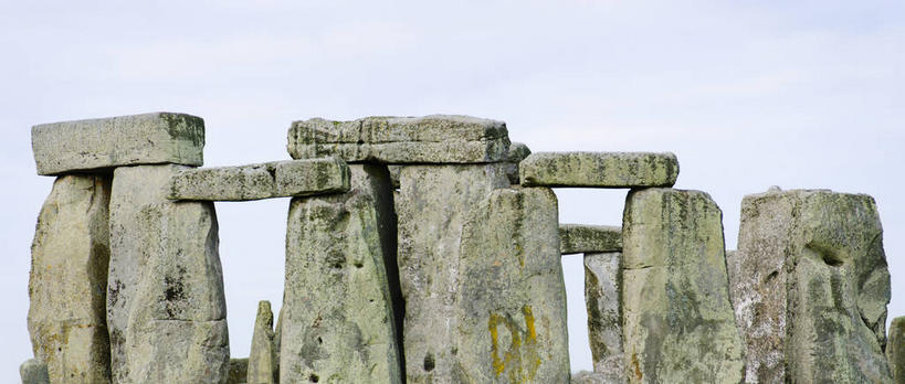 无人,横图,室外,白天,正面,旅游,度假,石头,名胜古迹,标志建筑,地标,建筑,英国,欧洲,阴影,遗迹,光线,石子,影子,云,云朵,云彩,古迹,历史,文物,娱乐,建设,古建筑,英格兰,巨石阵,古代,蓝色,白云,蓝天,天空,阳光,天,享受,休闲,旅游胜地,放松,晴朗,史前石桌,太阳神庙,环状列石,斯通亨治石栏,斯托肯立石圈,索尔兹伯里石环,西欧,大不列颠,古文明,大不列颠及北爱尔兰联合王国,大不列颠联合王国,日不落英帝国,古远,英吉利,威尔特郡,埃夫伯里巨石遗址,石块,岩石,晴空,彩图