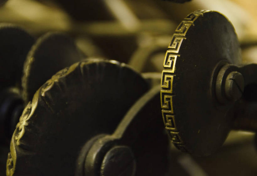 无人,横图,室内,特写,白天,正面,机器,零件,齿轮,静物,连接,组合,古老,朦胧,模糊,印刷,纹路,工具,纹理,设备,机械,古董,链接,五金,紧固,拼接,拼凑,古玩,印刷机,肌理,拼合,凑集,聚合,撮合,链结,牢固,复制,陈腐,彩图,印版,印刷设备