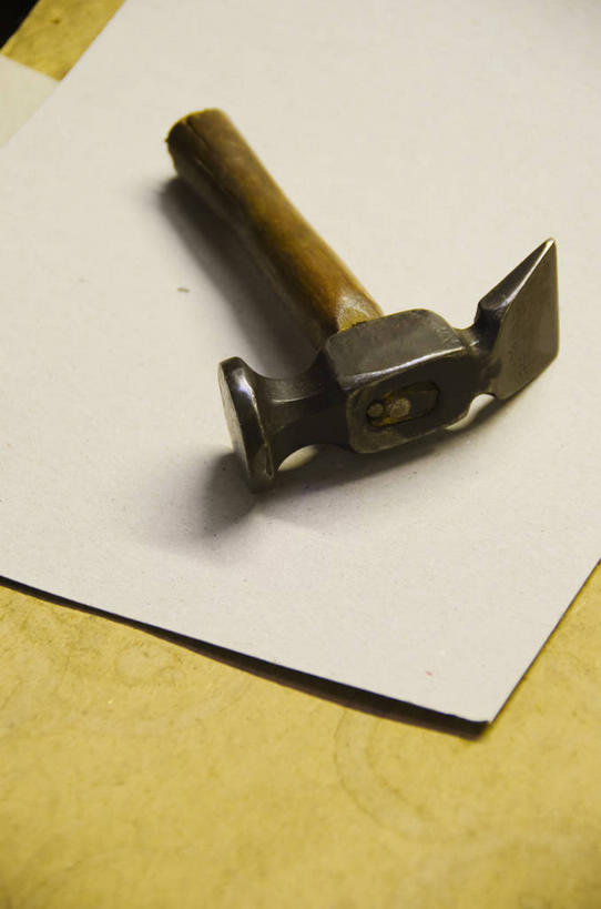 无人,竖图,俯视,室内,特写,白天,桌面,桌子,静物,敲打,木制,锤子,工具,榔头,纸,纸张,一个,木制品,单个,五金,变形,紧固,矫正,塑形,牢固,彩图,高角度拍摄