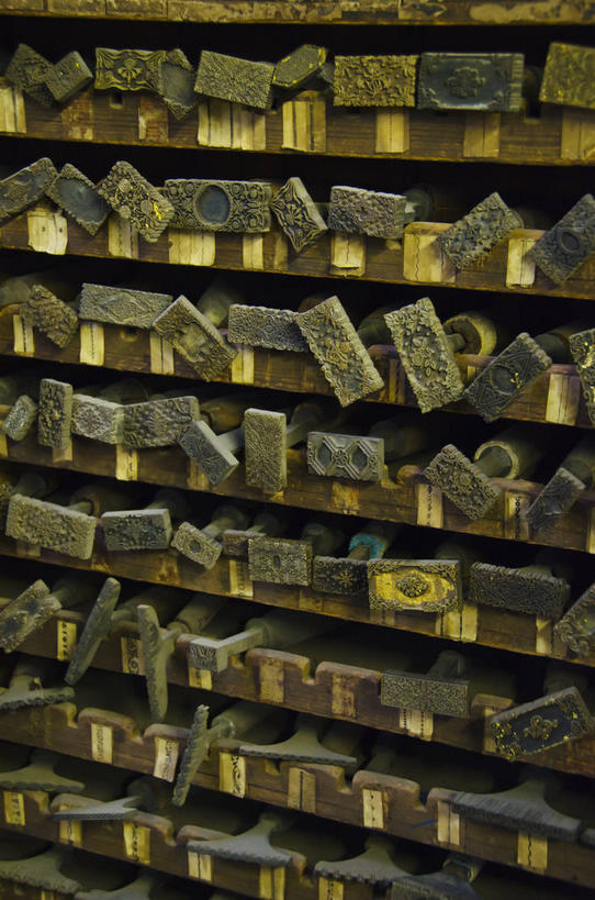 无人,竖图,室内,特写,白天,正面,机器,静物,一排,许多,整齐,印刷,木制,工具,很多,设备,架子,排列,木制品,机械,古董,队列,古玩,印刷机,复制,彩图,印版,印刷设备