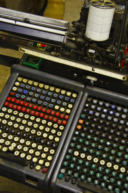 无人,竖图,俯视,室内,特写,白天,机器,静物,一排,许多,古老,整齐,并列,并排,印刷,英文,标志,文字,字符,字母,很多,设备,标识,排列,机械,古董,英文字母,操作,队列,平行,古玩,印刷机,陈腐,按键,彩图,高角度拍摄,印刷设备,凸版印刷机