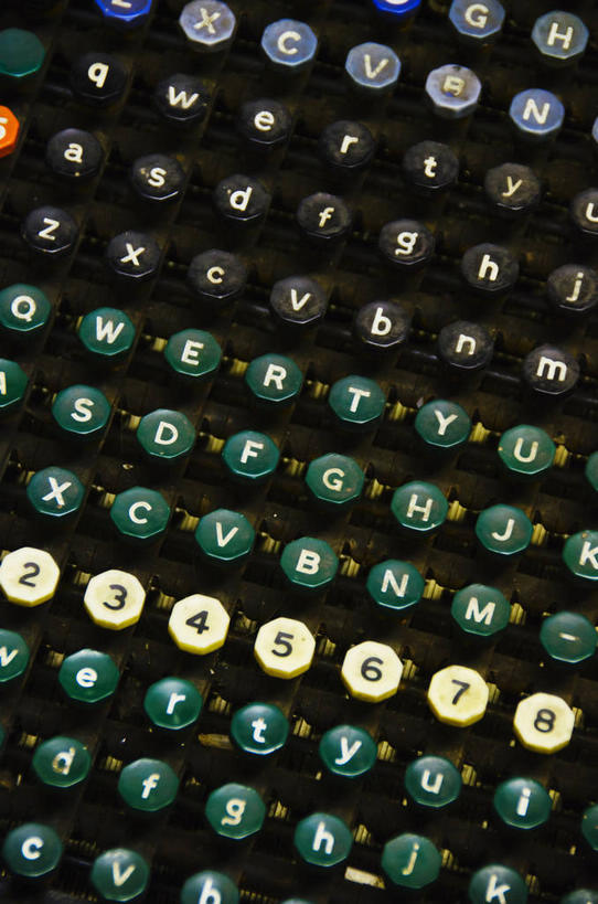 无人,竖图,俯视,室内,特写,白天,机器,静物,一排,许多,古老,整齐,并列,并排,印刷,英文,标志,数字,文字,字符,字母,很多,设备,标识,排列,机械,阿拉伯数字,古董,英文字母,操作,队列,平行,古玩,印刷机,陈腐,按键,彩图,高角度拍摄,印刷设备,凸版印刷机