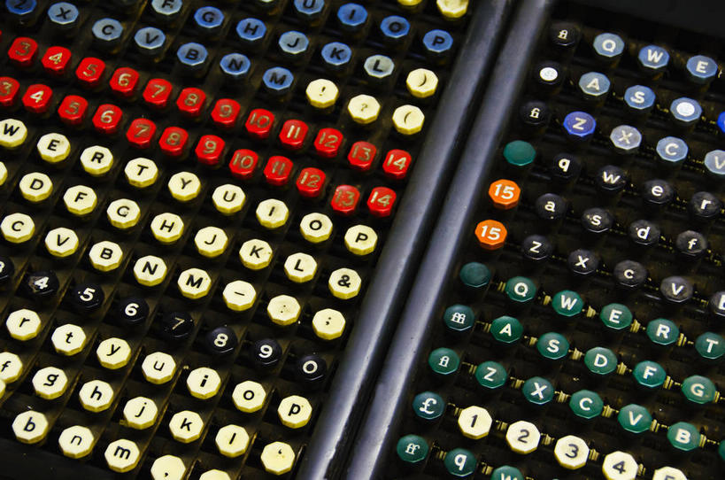 无人,横图,俯视,室内,特写,白天,机器,静物,一排,许多,古老,整齐,并列,并排,印刷,英文,标志,数字,文字,字符,字母,很多,设备,标识,排列,机械,阿拉伯数字,古董,英文字母,操作,队列,平行,古玩,印刷机,陈腐,按键,彩图,高角度拍摄,印刷设备,凸版印刷机