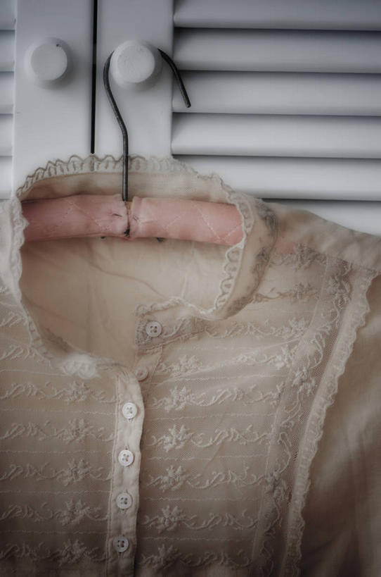 无人,竖图,室内,特写,白天,正面,柜子,静物,衣架,吊挂,悬挂,服装,木制,挂,休闲装,一个,衣服,木制品,衣橱,休闲,休闲服,服饰,单个,更衣橱,挂衣架,晾衣架,彩图