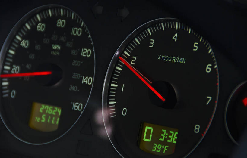 无人,横图,俯视,室内,特写,白天,汽车,静物,标志,数字,文字,字符,指针,标识,车,交通工具,轿车,阿拉伯数字,载具,仪表盘,仪表,彩图,高角度拍摄,车速表