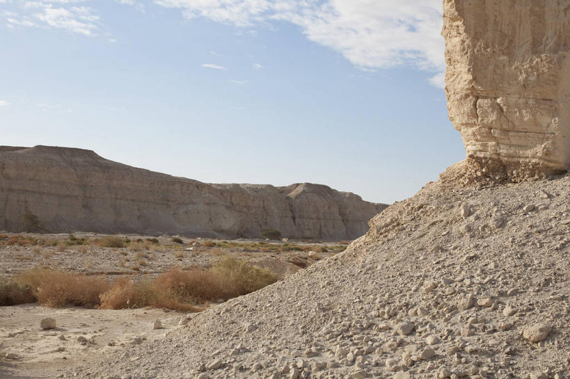 无人,横图,室外,白天,正面,旅游,度假,草地,石头,美景,沙漠,山,山脉,植物,以色列,亚洲,阴影,光线,石子,影子,景观,山峰,云,云朵,山峦,云彩,娱乐,草,蓝色,绿色,白云,蓝天,天空,阳光,自然,群山,天,享受,休闲,景色,放松,晴朗,自然风光,西亚,沉积岩,以色列国,死海,水成岩,大漠,砂漠,石块,岩石,晴空,彩图