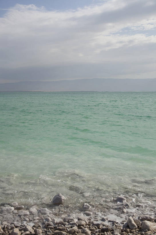 无人,竖图,室外,白天,正面,旅游,度假,海浪,海洋,美景,沙滩,巴勒斯坦,约旦,亚洲,阴影,光线,沙子,影子,海岸,景观,浪花,水平线,云,云朵,辽阔,海平线,沙地,云彩,娱乐,蓝色,白云,蓝天,天空,阳光,自然,海水,天,享受,休闲,广阔,景色,放松,晴朗,一望无际,自然风光,西亚,海景,巴勒斯坦国,约旦哈希姆王国,无边无际,一马平川,死海,大海,风浪,海,海水的波动,海滩,近岸浪,涌浪,晴空,彩图,水天相接,水天一线