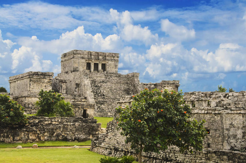 无人,横图,室外,白天,正面,旅游,度假,草地,草坪,石头,名胜古迹,植物,标志建筑,地标,建筑,墨西哥,阴影,遗迹,光线,石子,影子,墙,云,云朵,云彩,古迹,文物,娱乐,建设,古建筑,废墟,墙壁,墙面,草,树,树木,蓝色,绿色,白云,蓝天,天空,阳光,自然,天,享受,休闲,旅游胜地,放松,生长,晴朗,成长,北美,北美洲,美洲,古文明,尤卡坦半岛,尤卡坦州,图卢姆,北亚美利加洲,亚美利加洲,墨西哥合众国,仙人掌王国,加敦半岛,玛雅古城,玛雅古城遗址,玛雅遗址,犹加敦,石块,晴空,彩图