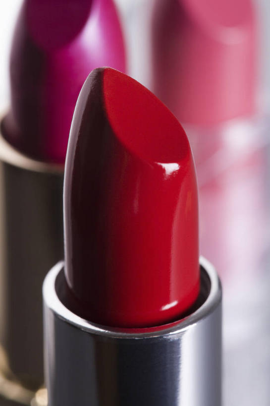 无人,竖图,室内,特写,白天,正面,静物,阴影,朦胧,模糊,反射,影子,三个,红色,唇膏,化妆品,口红,摄影,影棚,化妆用品,唇棒,彩图,影棚拍摄,拍摄