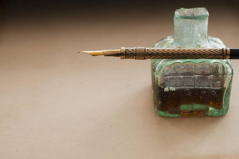 无人,竖图,俯视,室内,特写,白天,桌子,静物,阴影,反射,笔,罐子,毛笔,墨水,影子,办公用品,书桌,玻璃制品,文具,玻璃瓶,课桌,瓶子,学习用品,摄影,影棚,墨,墨水瓶,墨汁,文具用品,文房四宝,彩图,高角度拍摄,影棚拍摄,拍摄