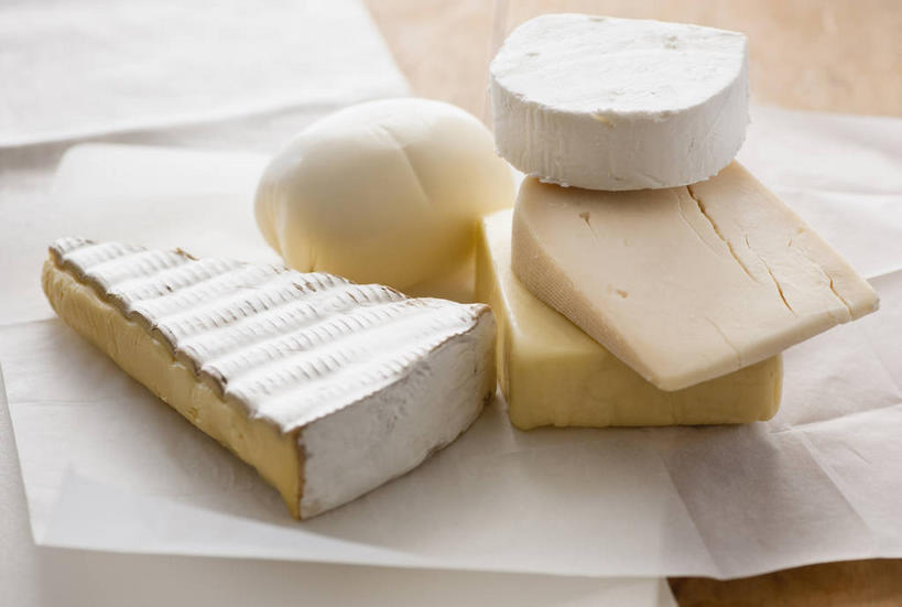 奶酪,无人,横图,俯视,室内,特写,白天,餐桌,桌子,阴影,反射,包装,包装纸,影子,纸,干酪,起司,纸张,芝士,营养,乳酪,摄影,影棚,餐台,包装材料,乳制品,牛皮纸,发酵,马苏里拉,马苏里拉奶酪,马祖里拉,莫扎雷拉,莫兹瑞拉,莫扎里拉,彩图,高角度拍摄,影棚拍摄,拍摄