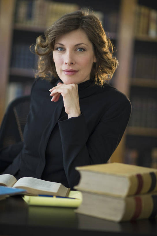 西方人,一个人,律师,图书馆,坐,竖图,室内,白天,正面,桌子,书籍,欧洲,欧洲人,仅一个女性,仅一个人,一排,许多,撑,握,整齐,笔,办公用品,很多,拿,拿着,托腮,注视,书桌,水笔,文具,排列,课桌,学习用品,书柜,观察,看,托,仅一个中年女性,书橱,握着,观看,文具用品,察看,队列,关注,托下巴,浏览室,法令,公法,功令,国法,司法,王法,执法,单手托腮,女人,女性,中年女性,白种人,法律家,法学家,书,图书,坐着,半身,彩图,书库,图书库,阅览室,法律