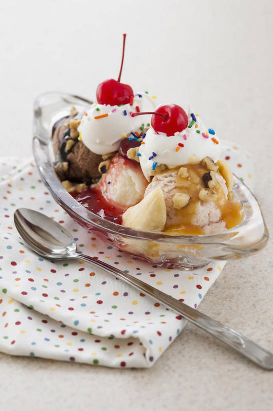 无人,竖图,俯视,室内,特写,白天,餐桌,桌子,香蕉,樱桃,餐具,水果,玻璃,金属制品,阴影,新鲜,装饰,反射,金属,碟子,盘,影子,勺子,生食,食品,冰激凌,果实,清凉,玻璃制品,食物,一个,盘子,餐巾,调羹,碟,汤匙,冷饮,巧克力,舒服,冰淇淋,摄影,有机食品,绿色食品,影棚,单个,餐台,朱古力,华丽,修饰,解暑,点缀,解渴,雪糕,舒爽,衬托,美观,雅致,雅观,冰糕,消暑,七彩米,七彩糖针,巧克力针,朱古力针,保洁方巾,口布,樱珠,莺桃,英桃,楔桃,牛桃,荆桃,甘蕉,彩图,高角度拍摄,影棚拍摄,拍摄,香蕉船