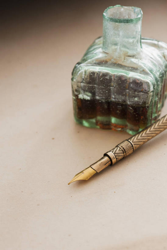 无人,竖图,俯视,室内,特写,白天,桌子,静物,阴影,反射,笔,罐子,墨水,影子,办公用品,钢笔,书桌,玻璃制品,文具,一个,玻璃瓶,课桌,瓶子,学习用品,摄影,影棚,墨,单个,墨水瓶,墨汁,文具用品,一支,文房四宝,彩图,高角度拍摄,影棚拍摄,拍摄