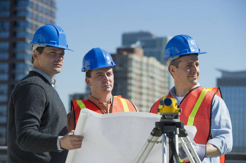 西方人,三个人,伙伴,朋友,建筑工人,高楼大厦,站,笑,微笑,露齿笑,横图,室外,白天,正面,工作服,制服,友谊,安全,办公楼,合作,团队,机器,大厦,建筑,摩天大楼,写字楼,帽子,欧洲,欧洲人,一排,握,阴影,整齐,光线,测量,头盔,图纸,影子,防护,设计图,拿,拿着,扭头,注视,排列,工人,蓝色,蓝天,天空,阳光,安全帽,手套,建筑工地,楼宇,天,观察,看,站着,转头,机械,商务楼,战略,握着,晴朗,观看,测量工具,保护,察看,衡量,队列,关注,保险,工程图,草图,蓝图,万里无云,经纬仪,量具,量仪,保全,周全,安稳,安定,联合,合谋,防护手套,地盘,建筑地盘,施工地盘,丈量,工作制服,配合,平安,协作,男人,男性,中年男性,白种人,设计,晴空,晴空万里,建筑工,站立,半身,彩图,工作套服,大楼,高层建筑,高楼,工地,摩天楼,安全服,反光背心,反光服,反光衣