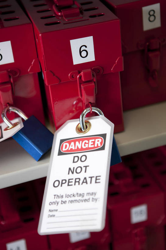 无人,竖图,俯视,室内,特写,白天,安全,静物,英文,标志,文字,字符,字母,防护,标识,锁,红色,箱子,保险箱,英文字母,保护,挂锁,保险,私密,保全,周全,安稳,安定,防盗,平安,彩图,高角度拍摄