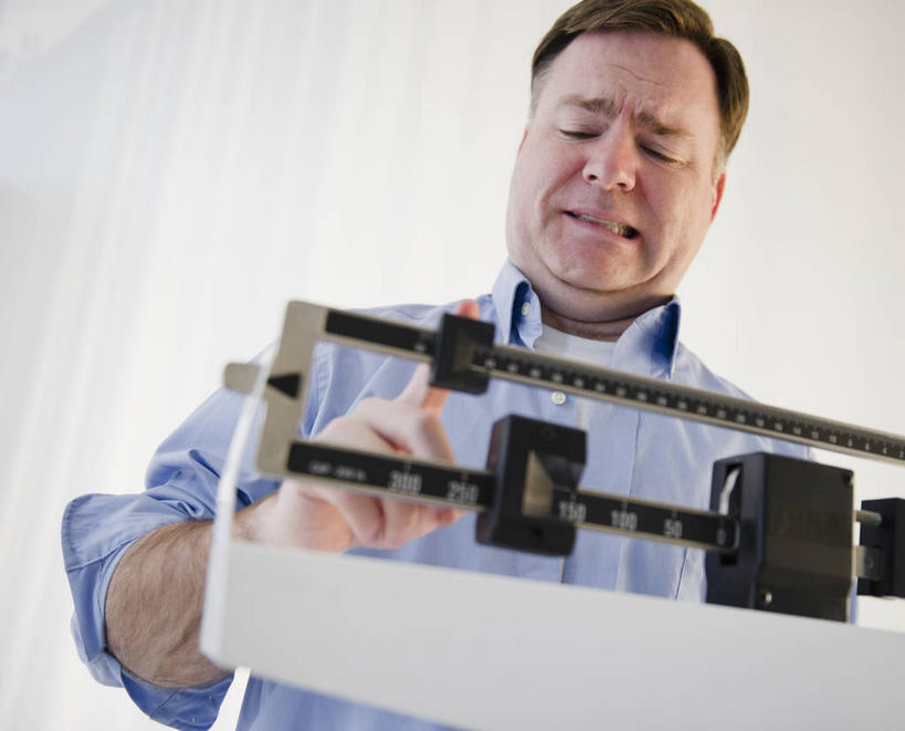 西方人,一个人,站,横图,室内,白天,仰视,衬衫,仪器,欧洲,欧洲人,仅一个男性,仅一个人,仅一个中年男性,握,阴影,反射,影子,生活,注视,一个,观察,看,站着,健康,握着,单个,观看,担忧,察看,衡量,体重,忧虑,关注,忧郁,计量,衡器,健康秤,担心,男人,男性,中年男性,白种人,秤,体重秤,站立,半身,彩图,低角度拍摄,衬衣,耽心