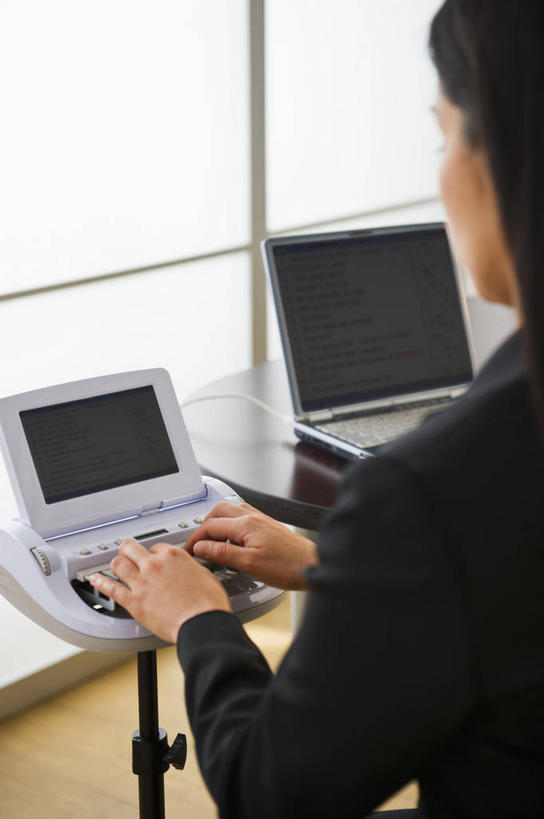 西方人,一个人,商务人士,商务女性,办公室,坐,竖图,室内,白天,电脑,笔记本电脑,窗户,家具,桌子,金属制品,欧洲,欧洲人,仅一个女性,仅一个人,敲打,阴影,套装,反射,网络,金属,影子,办公桌,办公用品,注视,输入,通讯设备,玻璃窗,背面,学习用品,打字,低头,观察,看,仅一个中年女性,观看,点击,一台,敲击,文具用品,察看,无线,关注,打字机,通信设备,商务装,无线网络,无线上网,便携式电脑,工薪阶层,办公家具,按键,手提电脑,女人,女性,中年女性,白种人,白领,上班族,坐着,半身,彩图,速记员,速记机