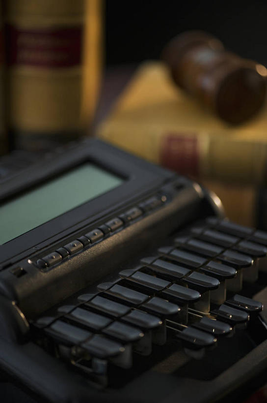 无人,竖图,室内,特写,白天,正面,桌子,静物,书籍,金属制品,一堆,阴影,堆叠,堆积,朦胧,模糊,反射,金属,影子,办公用品,一个,学习用品,拍卖槌,拍卖锤,单个,堆,文具用品,打字机,法槌,法锤,书,图书,彩图,速记机