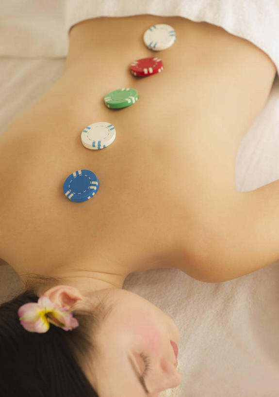 西方人,一个人,闭眼,竖图,俯视,彩色,室内,白天,按摩,美容,石头,床,欧洲,欧洲人,仅一个年轻女性,仅一个女性,仅一个人,一排,许多,护肤,阴影,整齐,并列,并排,反射,石子,影子,床单,被子,裸露,排列,趴着,保养,享受,休闲,鹅卵石,放松,保健,被单,队列,裸,平行,按摩石,养颜,按摩床,热石疗法,年轻女性,女人,女性,白种人,石块,闭眼睛,闭着眼,闭着眼睛,趴,半身,彩图,高角度拍摄,搓背床,理疗床,美容床,指压床