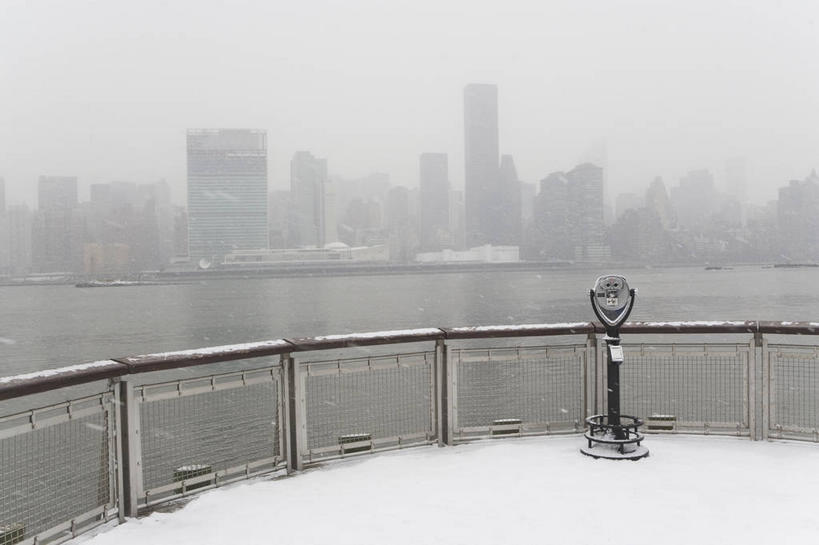 无人,高楼大厦,栏杆,横图,室外,白天,正面,度假,仪器,科技,美景,雪,大雪,城市风光,城市,大厦,建筑,摩天大楼,纽约,美国,眺望,检查,研究,反射,分析,科学,望远镜,积雪,景观,雪景,冬季,冬天,建筑群,围栏,曼哈顿,娱乐,建设,护栏,观察,享受,休闲,景色,放松,寒冷,清晰,探索,放大,观看,仔细,科研,科学技术,北美,北美洲,瞭望,聚焦,关注,美洲,远视镜,瞭望镜,纽约州,帝国之州,帝国州,光学,北亚美利加洲,亚美利加洲,清楚,严寒,彩图,大楼,高层建筑,高楼,摩天楼,投币式望远镜,曼哈顿岛,光学仪器,千里镜