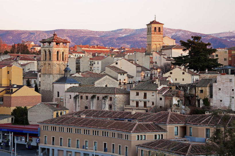无人,家,横图,室外,白天,正面,度假,美景,山,山脉,植物,城市风光,城市,建筑,西班牙,欧洲,阴影,光线,瓦片,影子,房屋,屋顶,屋子,景观,山峰,公寓,山峦,顶棚,瓦,娱乐,洋房,楼房,住宅,树,树木,蓝色,绿色,蓝天,天空,阳光,自然,群山,天,享受,休闲,景色,放松,建造,生长,晴朗,成长,南欧,屋瓦,万里无云,西班牙王国,卡斯蒂利亚,塞哥维亚省,卡斯蒂利亚.莱昂,晴空,晴空万里,彩图,房子