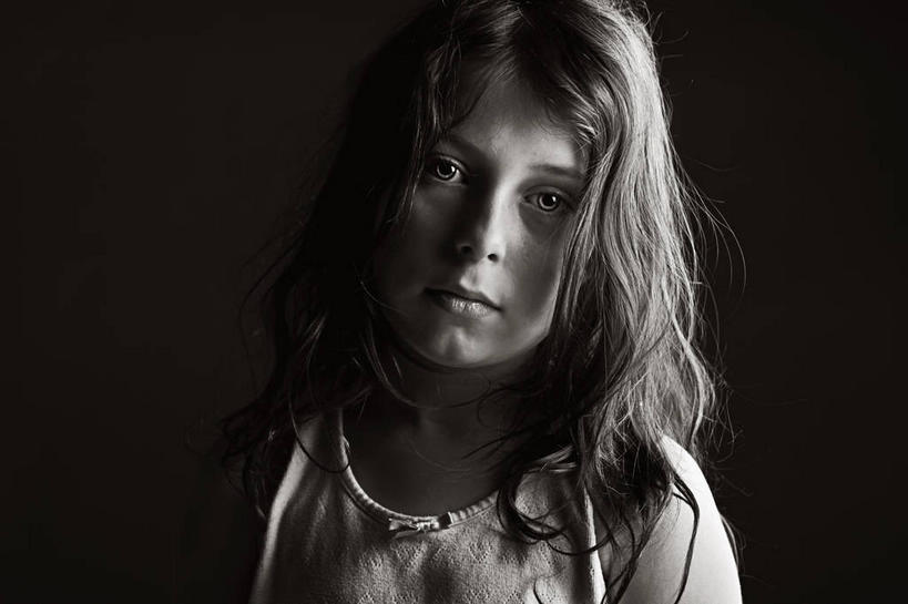 西方人,儿童,脸,头,脸颊,头发,一个人,站,横图,室内,特写,白天,正面,纯洁,欧洲,欧洲人,仅一个女性,仅一个人,阴影,黑色背景,服装,反射,影子,棕色,注视,休闲装,肩膀,小孩,衣服,观察,看,站着,仅一个小孩,休闲,休闲服,可爱,童年,童趣,摄影,服饰,影棚,观看,担忧,察看,忧虑,关注,忧郁,童真,烂漫,无邪,担心,天真,女孩,女人,女性,白种人,孩子,头部,卷发,脸部,脸蛋,面部,站立,半身,彩图,影棚拍摄,拍摄,耽心,女生