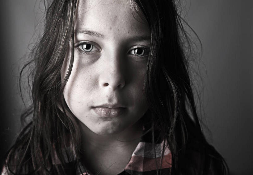 西方人,儿童,脸,头,脸颊,头发,一个人,站,横图,室内,特写,白天,正面,纯洁,欧洲,欧洲人,仅一个女性,仅一个人,阴影,黑色背景,服装,反射,影子,棕色,注视,休闲装,肩膀,小孩,衣服,观察,看,站着,仅一个小孩,休闲,休闲服,可爱,童年,童趣,摄影,服饰,影棚,观看,担忧,察看,忧虑,关注,忧郁,童真,烂漫,无邪,担心,天真,女孩,女人,女性,白种人,孩子,头部,卷发,脸部,脸蛋,面部,站立,半身,彩图,影棚拍摄,拍摄,耽心,女生