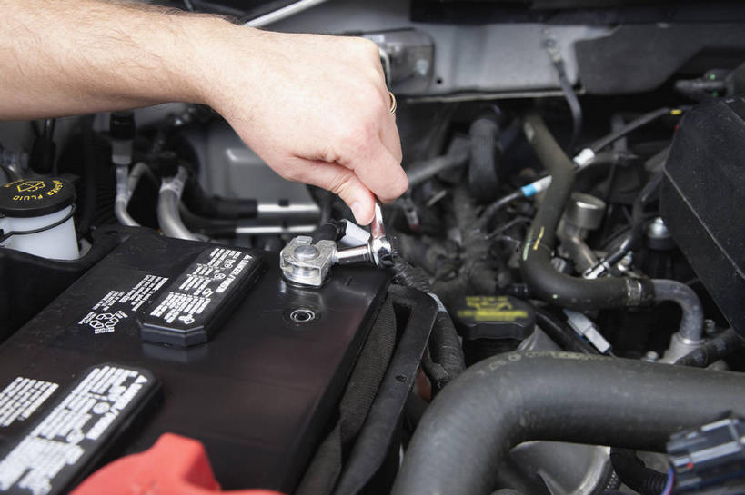 西方人,手,一个人,机修工,横图,室内,特写,白天,正面,机器,汽车,欧洲,欧洲人,仅一个男性,仅一个人,仅一个中年男性,一辆,握,阴影,反射,影子,管道,维护,维修,修护,车,工人,交通工具,轿车,手部,发动机,机械,握着,单手,马达,载具,电动机,男人,男性,中年男性,白种人,机械师,机修工人,半身,彩图