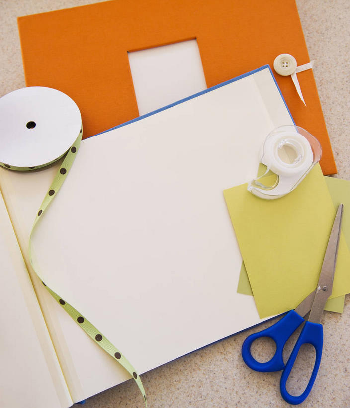 无人,竖图,俯视,室内,特写,白天,静物,修剪,阴影,灰色背景,反射,工具,剪刀,丝绸,丝带,影子,办公用品,缎带,记事本,绸带,文具,本子,笔记本,摄影,影棚,裁剪,办公设备,文具用品,剪子,剪裁,切割,胶布,透明胶,文化工具,封箱器,胶带座,黏胶,粘胶器,彩图,高角度拍摄,影棚拍摄,拍摄