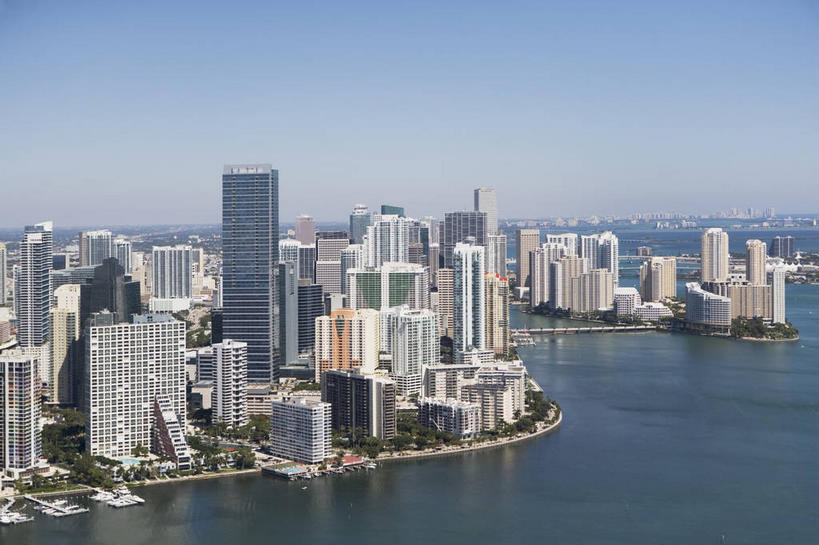 无人,高楼大厦,横图,全景,俯视,航拍,室外,白天,度假,海浪,海洋,美景,天际线,植物,城市风光,标志建筑,城市,大厦,地标,建筑,摩天大楼,美国,阴影,光线,影子,景观,浪花,建筑群,娱乐,建设,树,树木,蓝色,绿色,蓝天,天空,阳光,自然,海水,天,享受,休闲,景色,放松,生长,晴朗,成长,北美,北美洲,鸟瞰,美洲,海景,佛罗里达,佛罗里达州,迈阿密,佛州,阳光州,万里无云,北亚美利加洲,亚美利加洲,大海,风浪,海,海水的波动,近岸浪,涌浪,晴空,晴空万里,彩图,高角度拍摄,大楼,高层建筑,高楼,摩天楼,县治,戴德县,迈阿密.戴德县