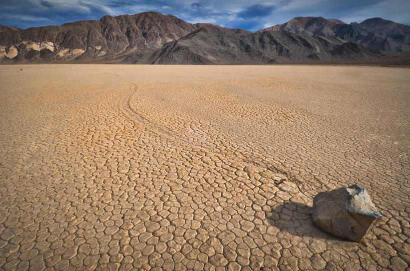 无人,公园,横图,室外,白天,正面,旅游,度假,石头,美景,沙漠,山,山脉,美国,阴影,光线,纹路,石子,纹理,影子,景观,山峰,云,云朵,山峦,云彩,娱乐,蓝色,白云,蓝天,天空,阳光,自然,群山,天,享受,休闲,景色,放松,晴朗,北美,北美洲,国家公园,加利福尼亚,自然风光,美洲,加州,死亡谷国家公园,加利福尼亚州,金州,黄金州,肌理,北亚美利加洲,亚美利加洲,死谷,死谷国家公园,大漠,砂漠,石块,岩石,晴空,彩图