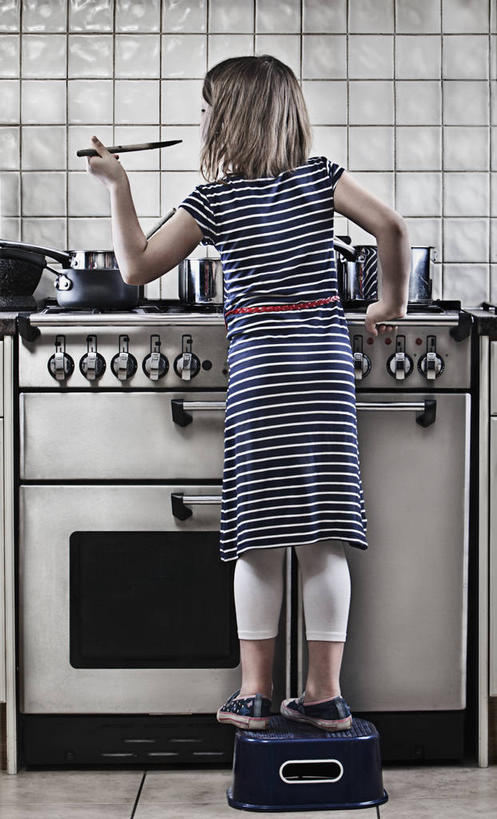 西方人,儿童,一个人,站,竖图,室内,白天,烹饪,纯洁,厨房,厨具,欧洲,欧洲人,仅一个女性,仅一个人,握,服装,木制,板凳,电器,烤炉,烤箱,围裙,勺子,凳子,灶台,拿,拿着,扭头,休闲装,手叉腰,小孩,背面,衣服,木制品,调羹,汤匙,叉腰,站着,转头,仅一个小孩,休闲,休闲服,可爱,童年,童趣,握着,服饰,家电,家用电器,炊具,童真,烂漫,无邪,烹饪用具,单手叉腰,天真,女孩,女人,女性,白种人,孩子,烹调用具,烹调,站立,彩图,全身,灶间,小家电,女生