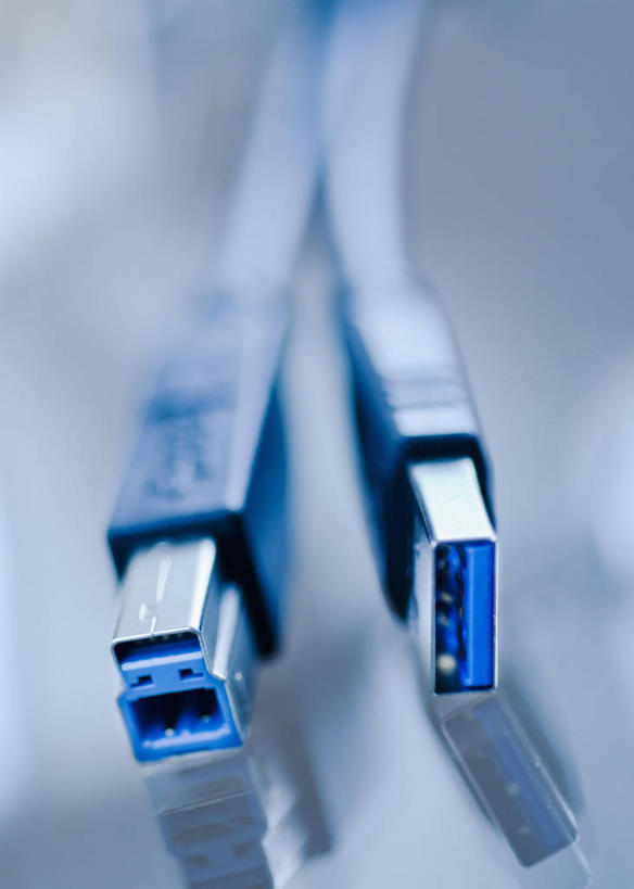 无人,竖图,俯视,室内,特写,白天,通讯,数据,桌面,桌子,静物,两根,朦胧,模糊,传输,蓝色,数据线,USB线,线缆,彩图,高角度拍摄,USB数据线