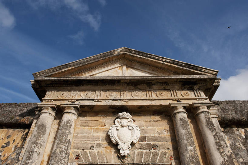 无人,横图,室外,白天,仰视,旅游,度假,名胜古迹,标志建筑,地标,建筑,雕塑,阴影,遗迹,艺术,装饰,光线,雕刻,雕像,影子,柱子,堡垒,城堡,云,云朵,云彩,古迹,文物,娱乐,建设,古建筑,石雕,蓝色,白云,蓝天,天空,阳光,工艺品,天,享受,休闲,旅游胜地,放松,晴朗,纪念,美术,北美,北美洲,要塞,主题,美洲,陈列,古文明,功能,美学,北亚美利加洲,亚美利加洲,波多黎各,波多黎各自由邦,莫罗古堡,设防,晴空,彩图,低角度拍摄