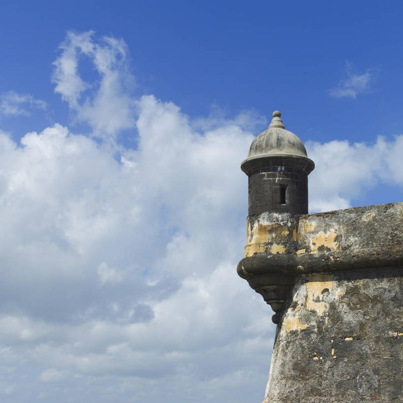 无人,方图,室外,白天,仰视,旅游,度假,名胜古迹,标志建筑,地标,建筑,阴影,遗迹,光线,影子,堡垒,城堡,云,云朵,云彩,古迹,文物,娱乐,建设,古建筑,蓝色,白云,蓝天,天空,阳光,天,享受,休闲,旅游胜地,放松,晴朗,北美,北美洲,要塞,美洲,古文明,北亚美利加洲,亚美利加洲,波多黎各,波多黎各自由邦,莫罗古堡,设防,晴空,彩图,低角度拍摄